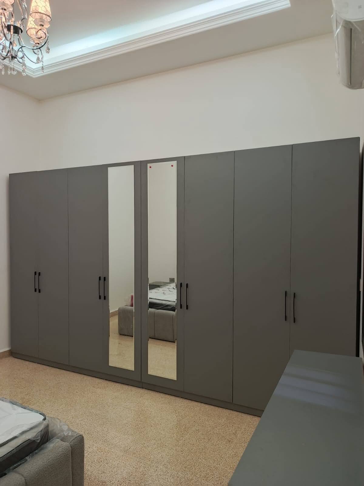 غرفة نوم بلون الرمادي